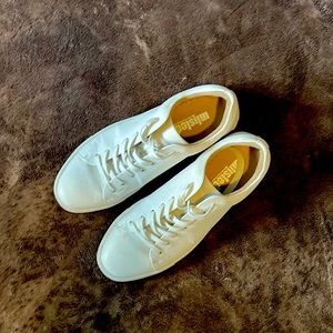 White sneaker for men